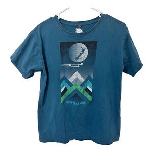 3/$15 Kiwi Planet forest green New Zealand graphic tshirt size Small